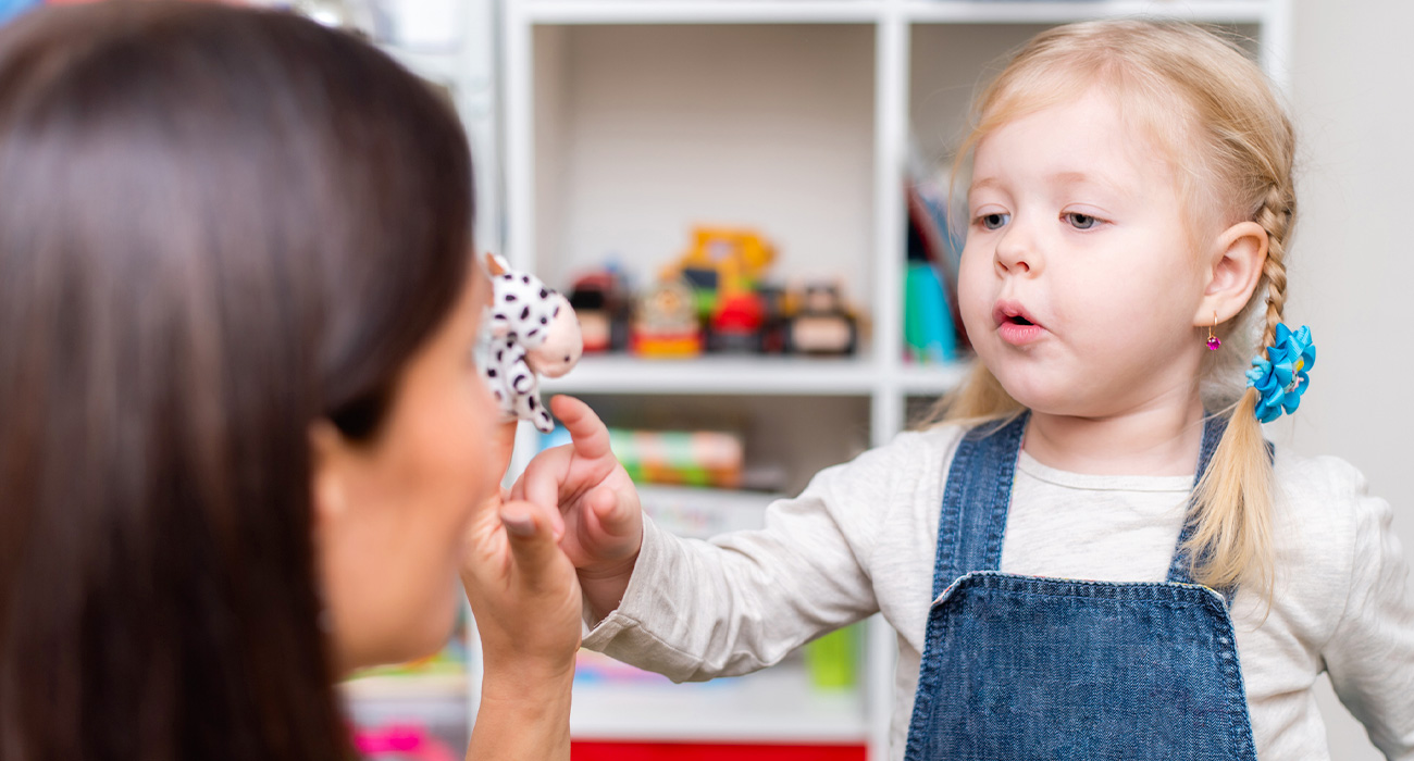 Valutazione e trattamento dei disturbi della comunicazione, del linguaggio, della voce e della deglutizione in età evolutiva, adulta e geriatrica.