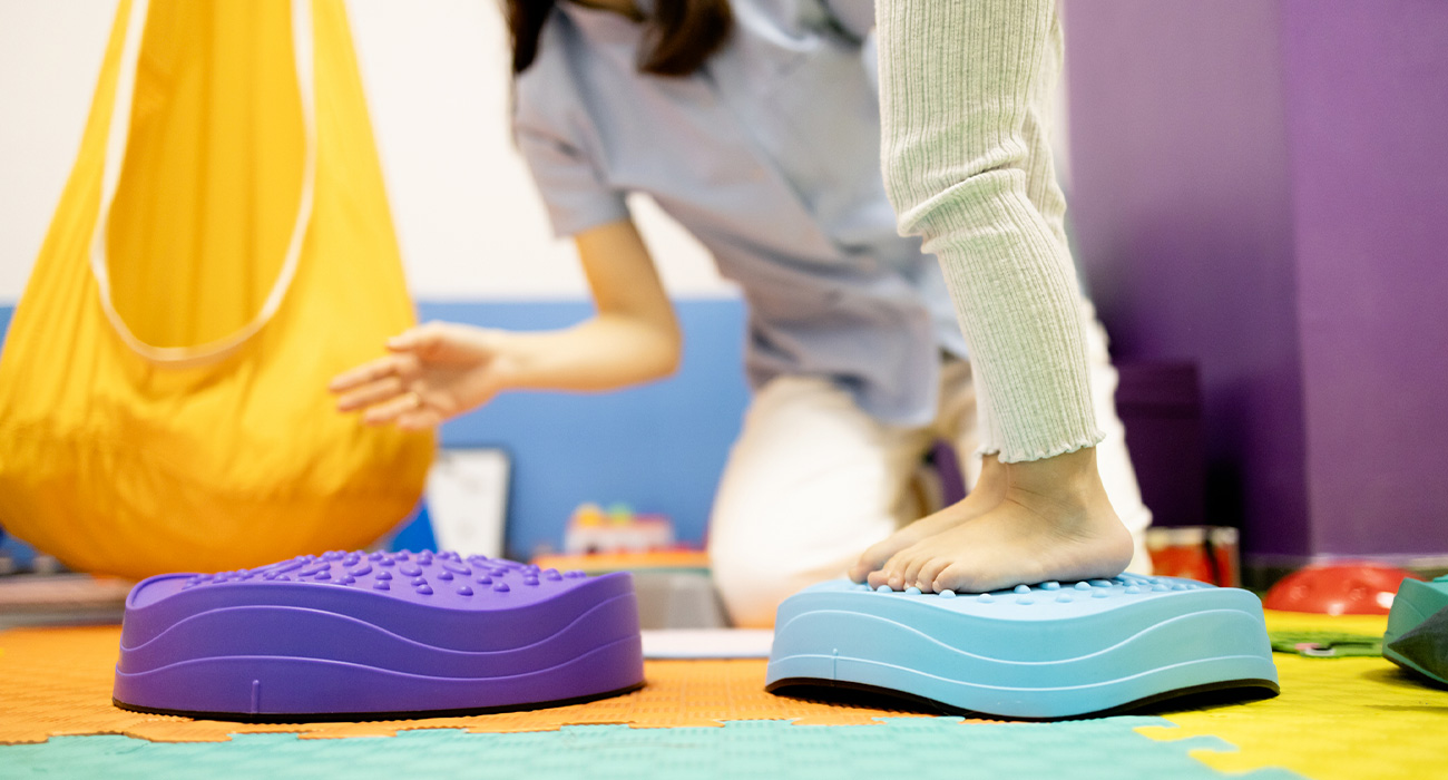 Percorsi personalizzati per supportare lo sviluppo motorio, cognitivo ed emotivo del bambino, migliorando coordinazione, autonomia e relazione con l'ambiente.