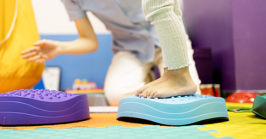 Percorsi personalizzati per supportare lo sviluppo motorio, cognitivo ed emotivo del bambino, migliorando coordinazione, autonomia e relazione con l'ambiente.